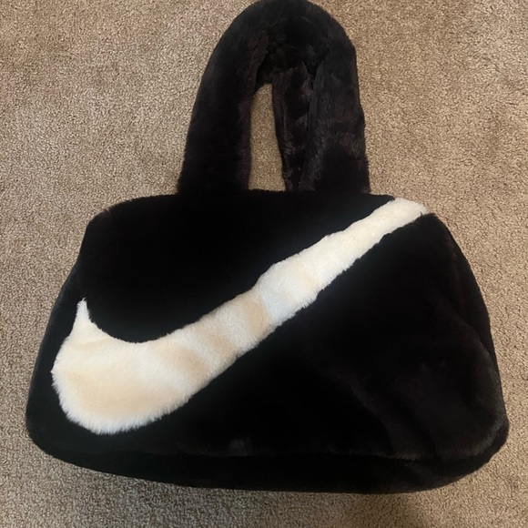 Faux Fur Nike Jacket with the matching bag - Picture 2 of 4